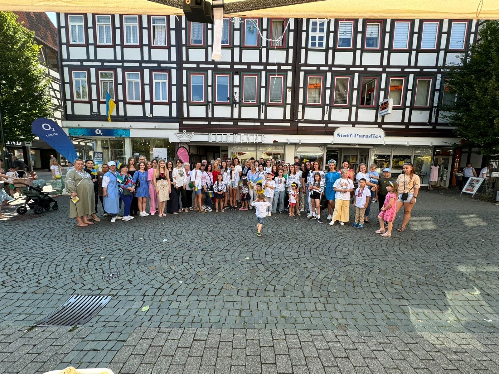 Eine Gruppe von Menschen steht am Unabhängigkeitstag der Ukraine auf dem Northeimer Marktplatz.